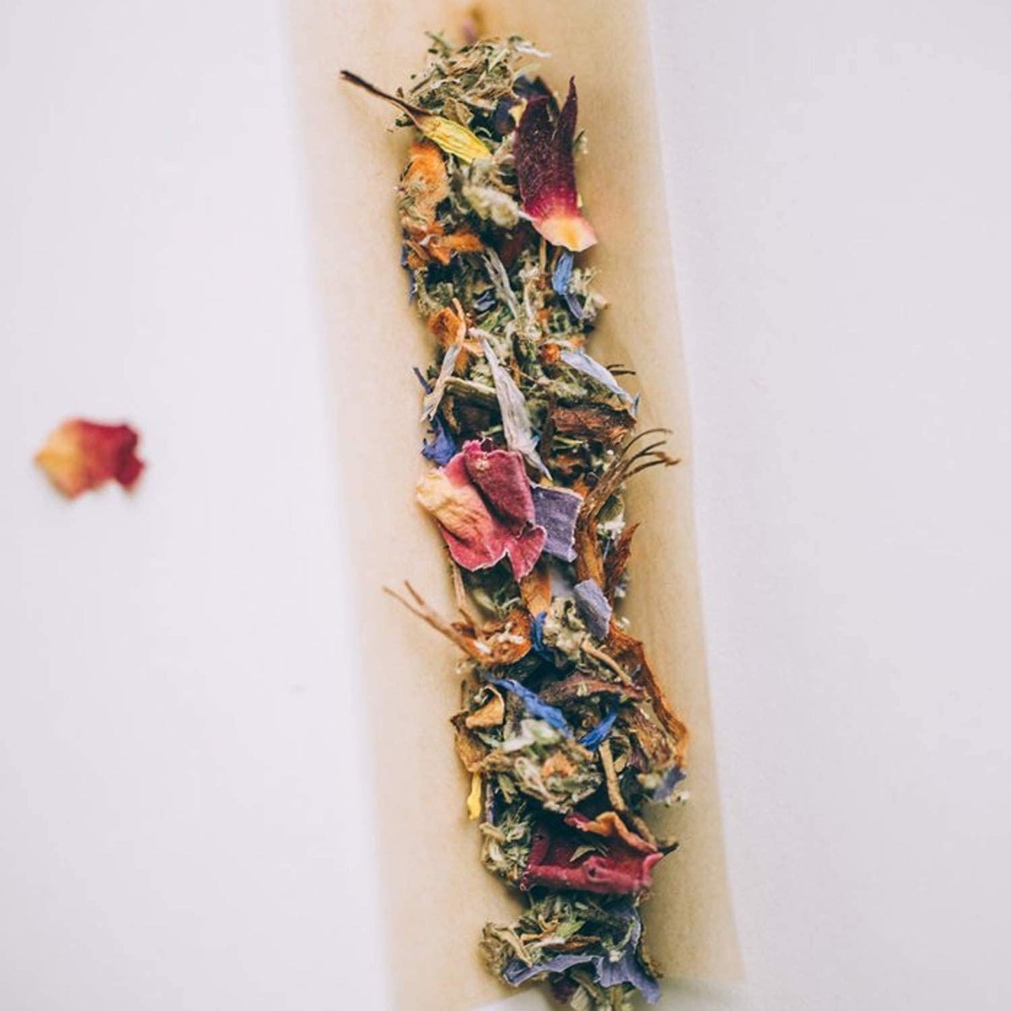 Anima Mundi Flores Sagradas - Crown Chakra Blend - Organic Herbal Blend with Mugwort and Rose Petals to Promote Relaxation (0.5oz)