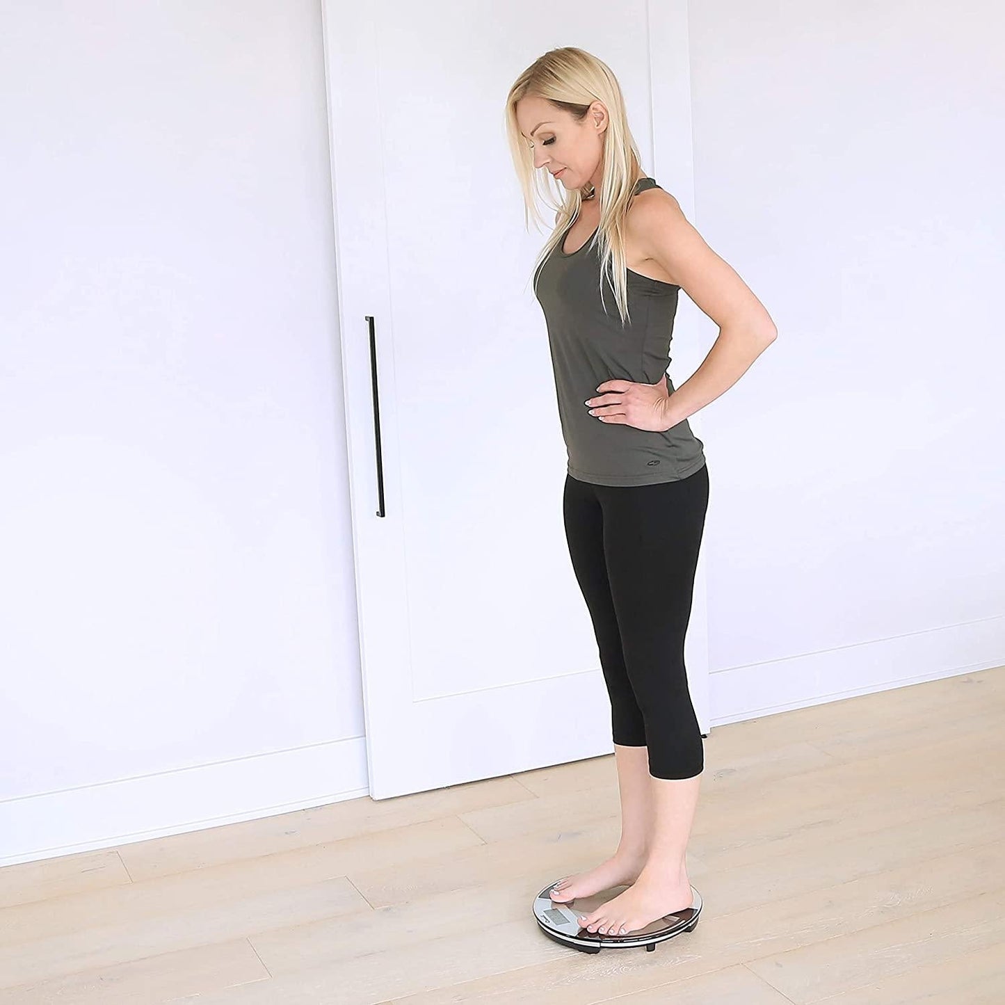 Escali Digital Glass Bath Scale for Body Weight, Bathroom Body Scale, High Capacity of 400 lb, Battery Included, Clear Round Platform