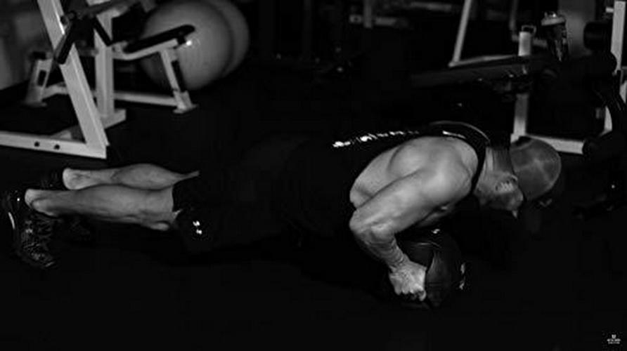 MTN OPS Cameron Hanes Keep Hammering BCAA 2:1:1 Muscle Building and Recovery Supplement - 30 Servings, Tropical Punch